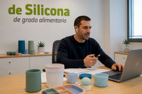 Asesor especializado en productos de silicona alimentaria desarrollando proyectos para empresas y marcas.