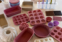 Colección de productos de silicona alimentaria reutilizables fabricados para empresas.