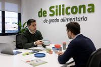 Especialista de DeSilicona asesorando a un cliente sobre productos de silicona alimentaria personalizados para empresas.