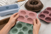 Productos de silicona alimentaria demostrando su flexibilidad, elasticidad y resistencia.